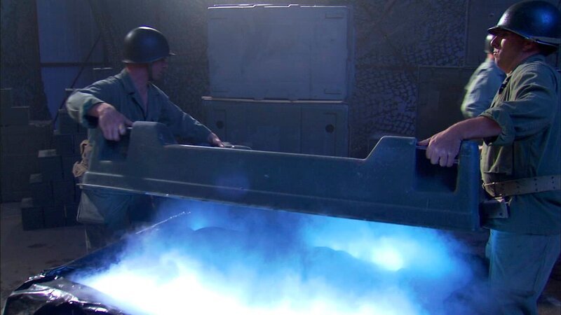 Soldiers opening container that houses alien bodies – Bild: The National Geographic Channel