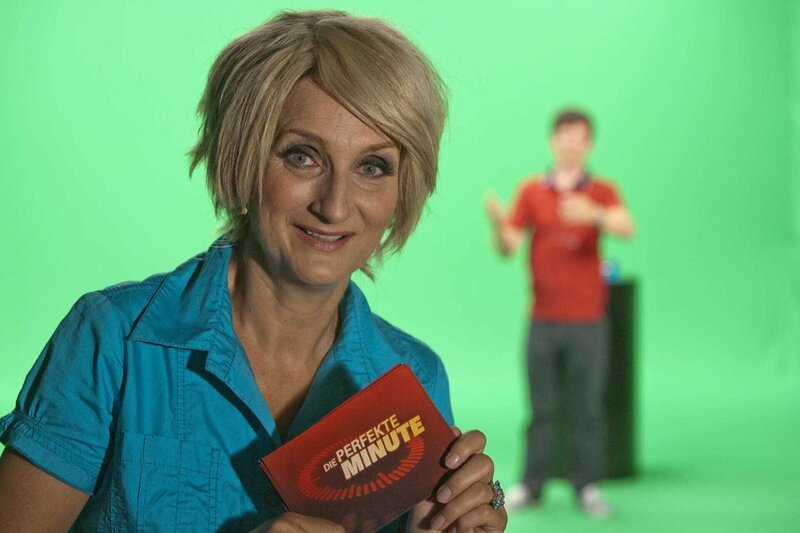 Die Perfekte Minute: Ulla Kock am Brink (Petra Nadolny, l.) und ihr Kandidat Klaus (Michael Kessler, r.) ... – Bild: ProSieben /​ Kai Schulz Eigenproduktionsbild frei