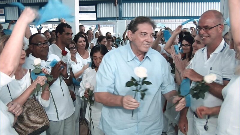 Es wird enthüllt, wie der berühmte brasilianische Johannes von Gott mit Hilfe eines Schutznetzwerks, das Fanatismus, Gewalt, Ruhm und Macht verband, Hunderte von sexuellen Übergriffen und anderen Verbrechen beging. – Bild: RTL /​ GLOBO
