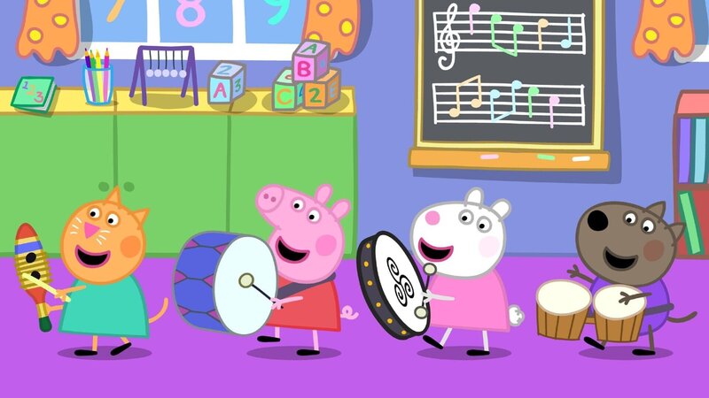 Peppa (2.v.l.) und Co. Musikinstrumente in der Hand und spielen ihren eigenen Marsch! – Bild: SUPER RTL /​ Die Musikstunde