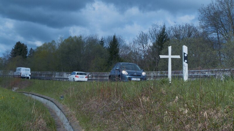 In Deutschland steigt die Anzahl an illegalen Straßenrennen rasant. Immer wieder kommt es dabei zu katastrophalen Unfällen, bei denen Unbeteiligte getötet werden. – Bild: RTL