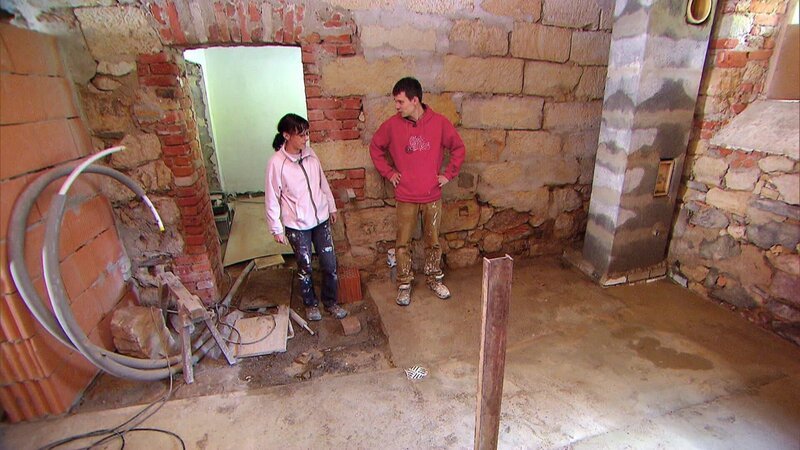 Holger und Claudia kaufen sich ein altes Haus, das ein Teil der ehemaligen Burg Gießenstein ist, für 1500 Euro. – Bild: RTL II