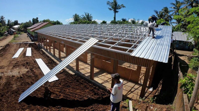 Gute Nachrichten vom Planeten – Wie wir Städte lebenswerter machen In Indonesien werden erdbebensichere Häuser gebaut. – Bild: SRF/​Längengrad Filmproduktion