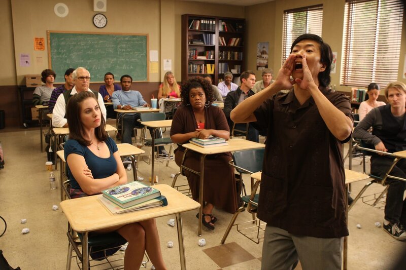 Annie (Alison Brie, vorne l.), Pierce (Chevy Chase, 3.v.l.), Shirley (Yvette Nicole Brown, M.) und Senor Chang (Ken Jeong, vorne r.) – Bild: CPT Holdings, Inc. All Rights Reserved. Lizenzbild frei