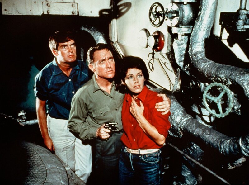 Hamilton (Derek Nimmo), Sanders (Richard Todd) und Helga (Marianne Koch) wurden von Magnus auf dem Schiff eingesperrt. Als er die Flutventile öffnet, müssen sie schnell einen Weg finden, ihr Leben zu retten. – Bild: WDR