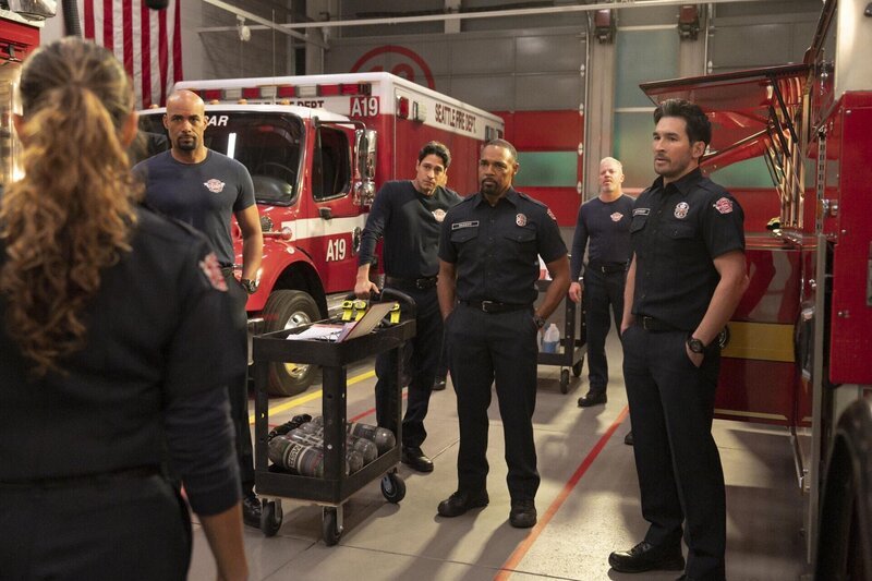 (v.l.n.r.) Robert Sullivan (Boris Kodjoe); Theo Ruiz (Carlos Miranda); Ben Warren (Jason George); Travis Montgomery (Jay Hayden) – Bild: 2024 Disney. All rights reserved. /​ James Clark Lizenzbild frei