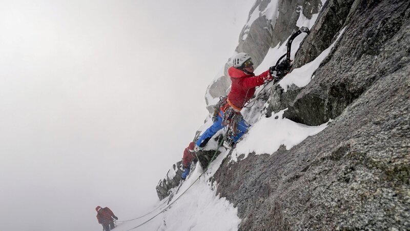 Das Expeditionsteam Folge 6 Naomie Bürki, Mitglied des SAC-Expeditionsteam der Frauen, beim Eisklettern unter schwierigen Bedingungen im Bächlital Copyright: SRF/​Halsundbeinbruch Film – Bild: SRF/​Halsundbeinbruch Film