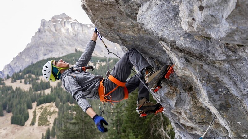 Antoine Zaninetti vom SAC-Expeditionsteam der Männer beim Drytooling am überhängenden Fels – Bild: SRF/​Halsundbeinbruch Film