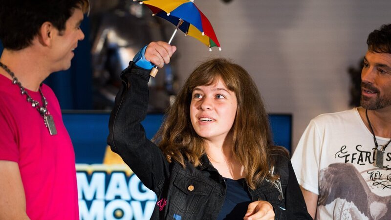 Josephine ist eines von zehn Kindern, die mit den Ehrlich Brothers zaubern. Von links: Chris Ehrlich (l.), Josephine (M.) und Andreas (M.) Ehrlich – Bild: ZDF und Jens Hartmann