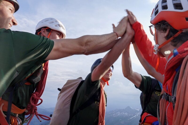 Das SAC-Expeditionsteams der Männer nach erfolgreicher Gipfelbesteigung – Bild: SRF/​Halsundbeinbruch Film