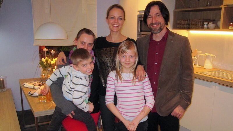 Von links: Mama Diana, Tobias, Eva Brenner, Isabell und John Kosmlla. – Bild: RTL II