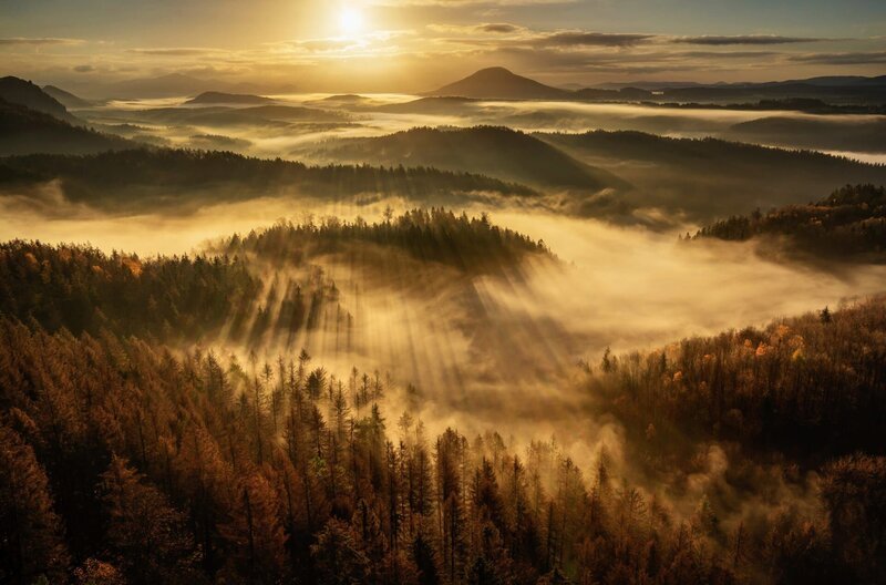 Die Böhmische Schweiz. Ein Drehort, der Zaubertöne märchenhafter Romantik ausströmt. Berge, dichte Buchenwälder, wilde Täler, Labyrinthe aus Sandstein mit Höhlen und Schluchten. Es sind Meisterwerke der Natur: bizarr, skurril, urwüchsig. – Bild: NDR/​Science Vision