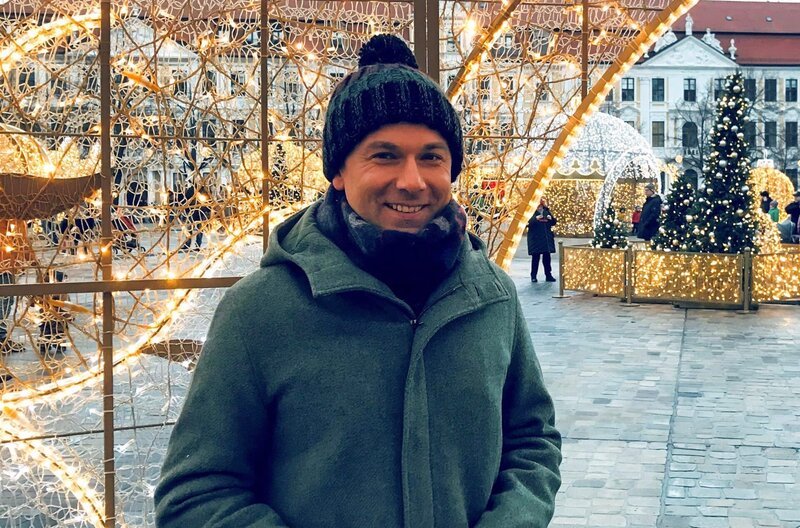 Tino Böttcher moderieret die „Romantischsten Weihnachtsmärkte Mitteldeutschlands“ – Bild: MDR/Kerstin Gensel Tino Böttcher moderieret die „Romantischsten Weihnachtsmärkte Mitteldeutschlands“ – Bild: MDR/Kerstin Gensel