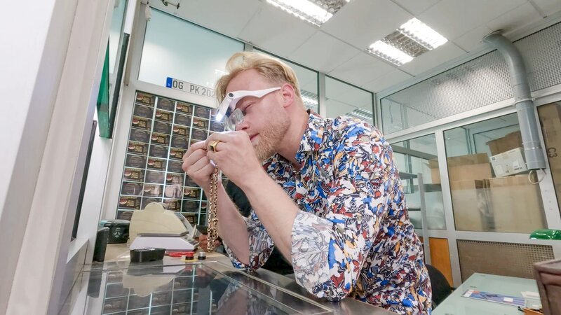 Axel wears magnifying glasses – Bild: DMAX