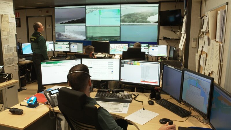 Zivilschützer bei der Arbeit in den Büros des COS (Operational Service Center). – Bild: National Geographic for Disney