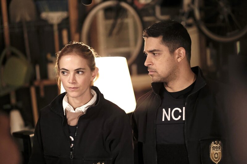 Bishop (Emily Wickerham, l.); Torres (Wilmer Valderrama, r.) – Bild: PLURIMEDIA (CBS Broadcasting Inc.)