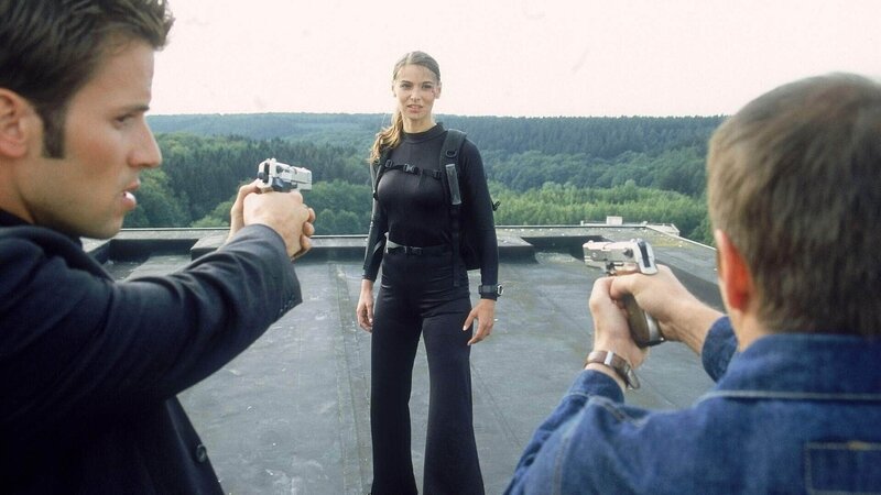 Semir (Erdogan Atalay, re.) und Jan (Christian Oliver) können Selina (Stefanie Schmid) nach einer spektakulären Verfolgungsjagd stellen … – Bild: Foto: RTL /​ Guido Engels