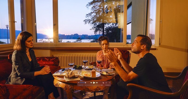 Francesco Piemontesi in Rachmaninoff’s Villa in der Schweiz mit den Pianistinnen Zlata Chochieva (li.) und Yulianna Avdeeva. (mi.) – Bild: ORF/Pars Media Francesco Piemontesi in Rachmaninoff’s Villa in der Schweiz mit den Pianistinnen Zlata Chochieva (li.) und Yulianna Avdeeva. (mi.) – Bild: ORF/Pars Media