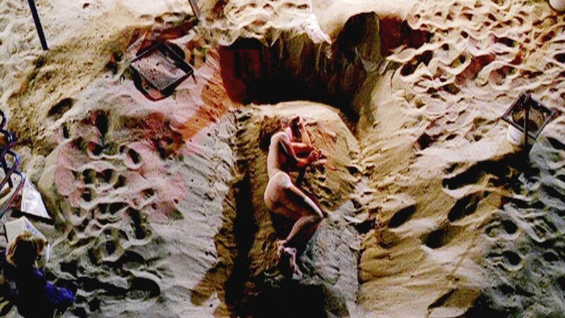 In Las Vegas wird in einem Sandkasten die Leiche einer jungen Frau gefunden. Das C.S.I.-Team kommt schnell dahinter, dass es sich bei der Toten um eine Domina aus einem Sado-Maso-Club handelt. – Bild: MG RTL D /​ CBS