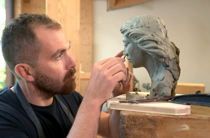 Bildhauer Gerald Demetz modelliert einen Kopf für die Krippenfigur der Maria. – Bild: SWR