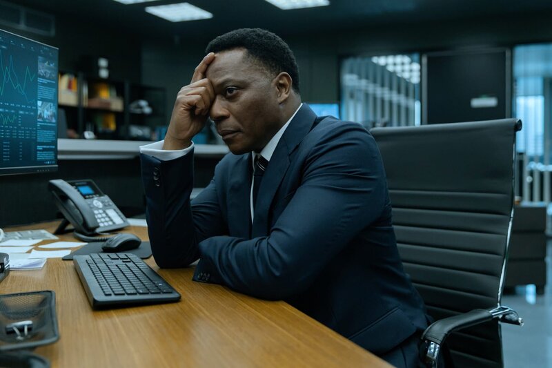 Osita Halcrow (Chukwudi Iwuji) – Bild: Marcell Piti/​SKY/​Carnival