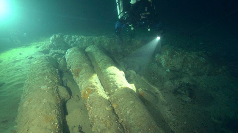 Enslaved – Auf den Spuren des Sklavenhandels EP2 Dive crew find cannons on the seabed at the F35 slave wreck site in the English Channel, UK. – Bild: freemantle /​ ©HISTORY /​ Associated Producers Ltd. and Cornelia Street Productions