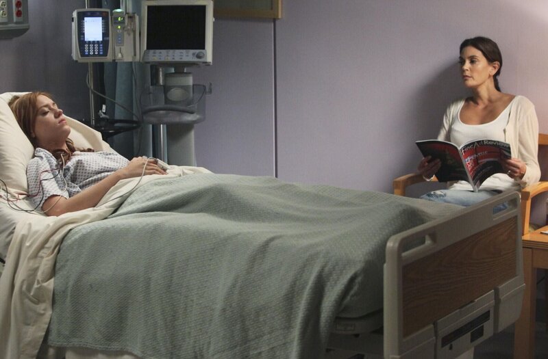 „Desperate Housewives“, „Ein schrecklicher Tag.“ Julie wird nach einem Überfall bewusstlos in der Wisteria Lane aufgefunden. Als Carlos erwähnt, Julie habe den Abend zuvor ein Date mit Danny gehabt, geraten die neuen Nachbarn unter Verdacht. Während des bangen Wartens auf Julies Erwachen erfährt Susan gekränkt, dass Lynette ein wichtiges Detail aus dem Leben ihrer Tochter vor ihr verheimlicht hat. Bree ist sich ihres Vertrauensbruchs bewusst und will deshalb unter allen Umständen ihre Affäre mit Karl vor Susan verbergen. Im Bild (v.li.): Andrea Bowen (Julie Mayer), Teri Hatcher (Susan Delfino). – Bild: American Broadcasting Companies, Inc.