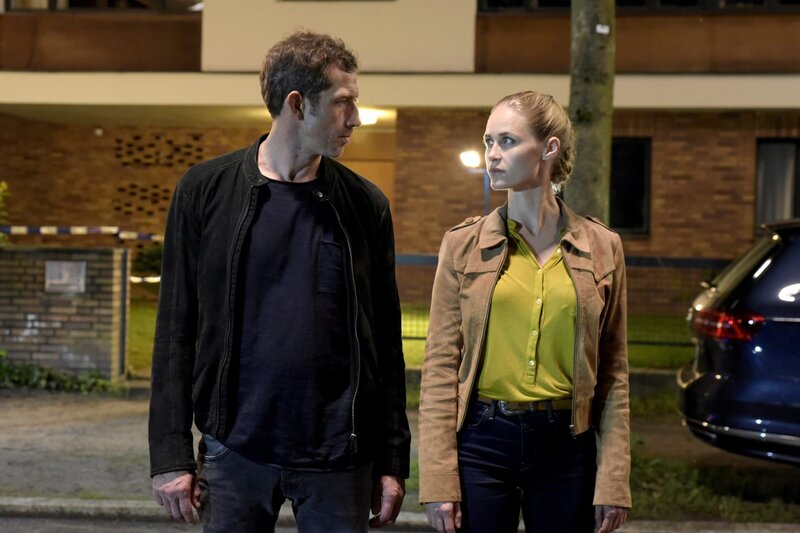Während die Kriminalbeamtin Sarah Bäumler (Inez Bjørg David, r.) von Noras Unschuld überzeugt ist, glaubt ihr Kollege Peter Leyen (André Szymanski, l.), dass die Ärztin das ganze Drama inszeniert hat, weil sie ihren Ehemann loswerden wollte … – Bild: SAT.1 /​ Christiane Pausch