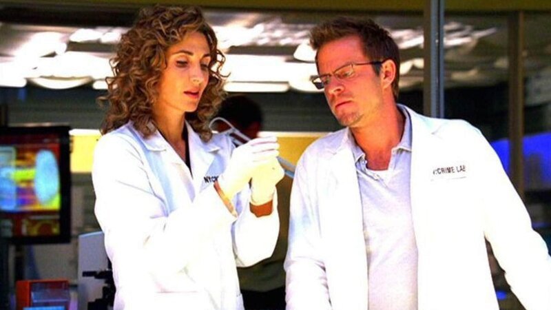 Detective Stella Bonasera (Melina Kanakaredes) und Detective Danny Messer (Carmine Giovinazzo) untersuchen ein Amulett, das bei dem Toten gefunden wurde. – Bild: MG RTL D