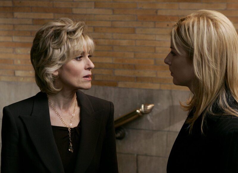„Rockabye“ -- Pictured: (l-r) Judith Light as Donnelly, Diane Neal as Asst. D.A. Casey Novak -- NBC Universal Photo: Will Hart – Bild: Will Hart /​ UNIVERSAL CHANNEL