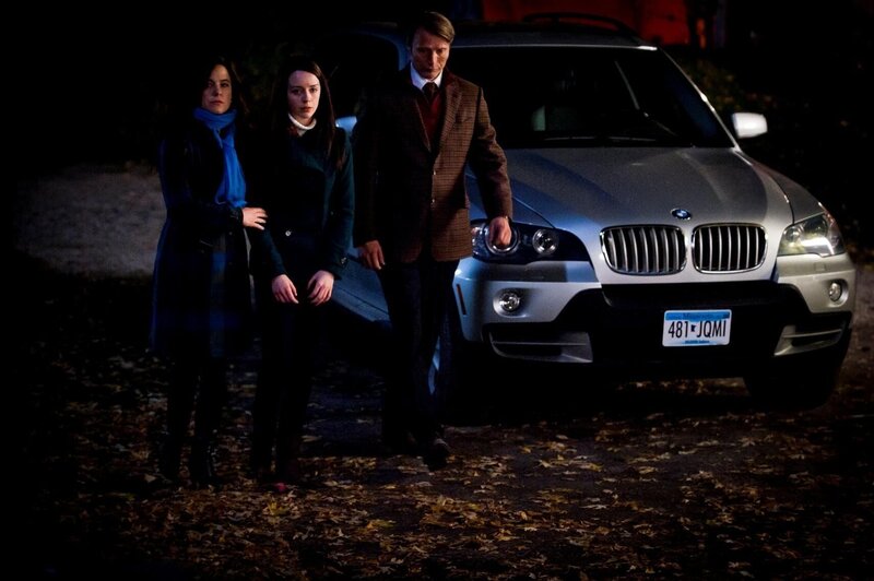 Dr. Alana Bloom (Caroline Dhavernas, l.) und Dr. Hannibal Lecter (Mads Mikkelsen, r.) begleiten Abigail (Kacey Rohl, M.) zu ihrem Elternhaus, was dabei helfen soll, sich von ihrem traumatischen Erlebnis zu befreien. – Bild: NBC Universal Media, LLC /​ Brooke Palmer