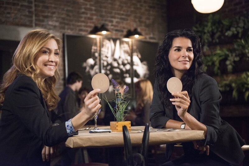L-R: Maura Isles (Sasha Alexander) und Jane Rizzoli (Angie Harmon) – Bild: PLURIMEDIA (Warner)