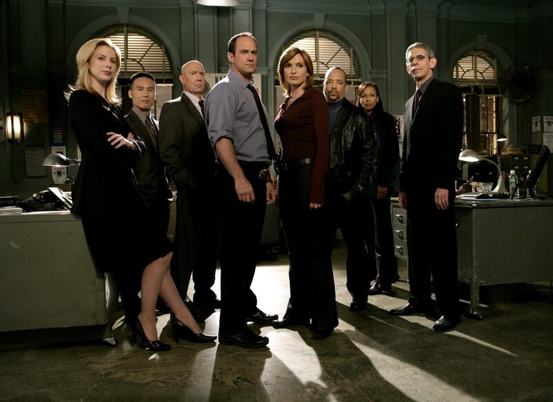 LAW & ORDER: SPECIAL VICTIMS UNIT -- NBC Series -- „Raw“ -- Pictured: (l-r) Diane Neal as ADA Casey Novak, B.D. Wong as Dr. George Huang, Dann Florek as Capt. Donald Cragen, Christopher Meloni Det. Elliot Stabler, Mariska Hargitay as Det. Olivia Benson, Ice-T as Det. Odafin ìFinî Tutuola, Tamara Tunie Dr. Melinda Warner, Richard Belzer as Det. John Munch. – Bild: UNIVERSAL CHANNEL