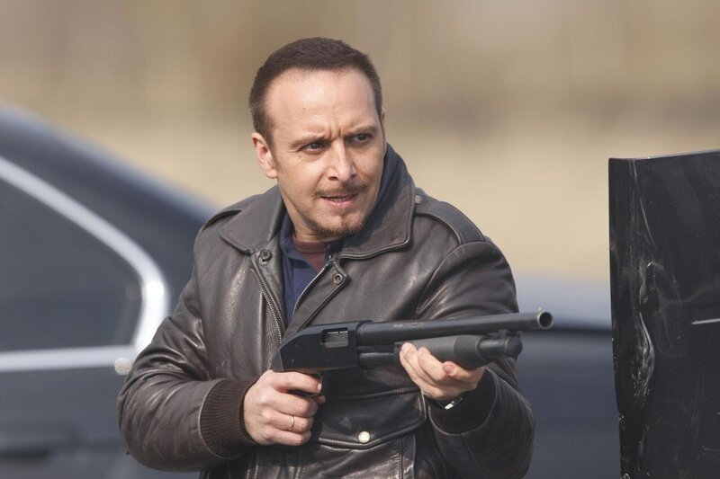 Als der Konvoi aus der Luft angegriffen wird, müssen Semir (Erdogan Atalay) und sein neuer Partner einen Weg finden, um den Kronzeugen Flensmann in Sicherheit zu bringen. – Bild: RTL