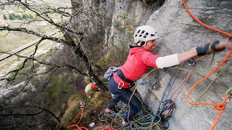 Das Expeditionsteam Hammer und Pickel Folge 3 Lea Schneider vom SAC-Expeditionsteam der Frauen beim Haul Bags raufziehen Copyright: SRF/​Halsundbeinbruch Film – Bild: SRF/​Halsundbeinbruch Film