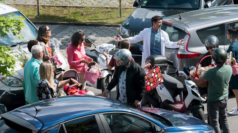 Mit Davide Ceccarelli taucht außerdem noch eine Reihe weiterer Ceccarellis (Kompars:innen) am JTK auf. Ben Ahlbeck (Philipp Danne, M.) fragt sich – Was ist da bloß los? – Bild: ARD/​Jens-Ulrich Koch