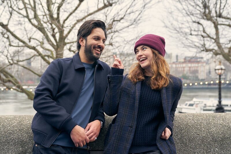 L-R: Kazim (Shazad Latif), Zoe Stevenson (Lily James) – Bild: Photo Credit: Robert Viglasky / Robert Viglasky / StudioCanal L-R: Kazim (Shazad Latif), Zoe Stevenson (Lily James) – Bild: Photo Credit: Robert Viglasky / Robert Viglasky / StudioCanal
