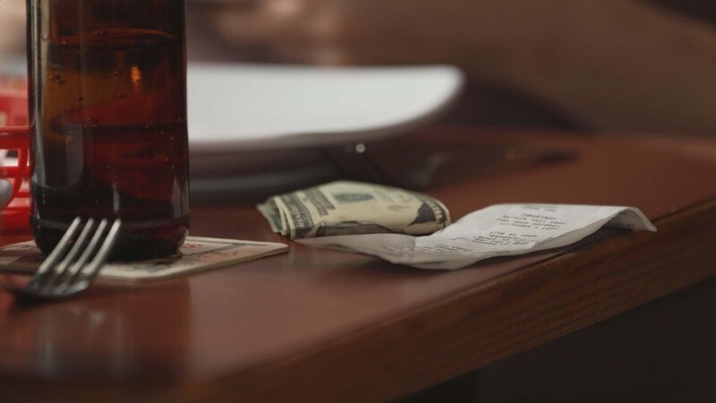 Rechnung und Geldscheine – Bild: RTL /​ SUNSHINE SEASON ONE INC. and SUNSHINE ONE PRODUCTION INC.