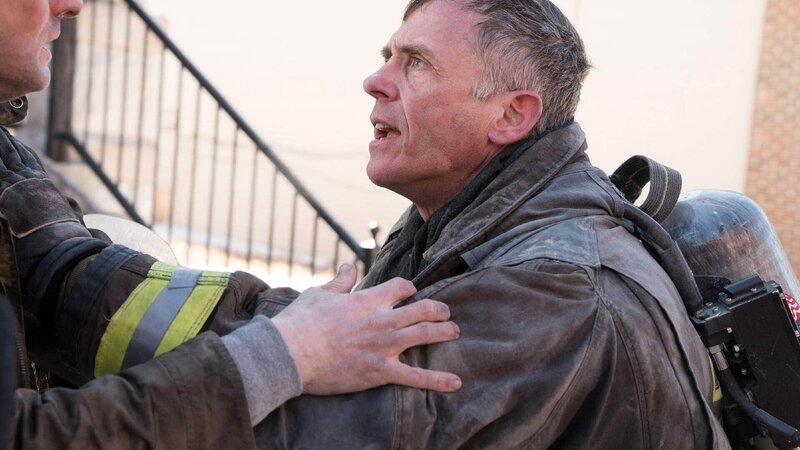 Gelingt es Christopher Herrmann (David Eigenberg), den kleinen Jungen aus der brennenden Wohnung zu retten? – Bild: TVNOW /​ NBC Universal