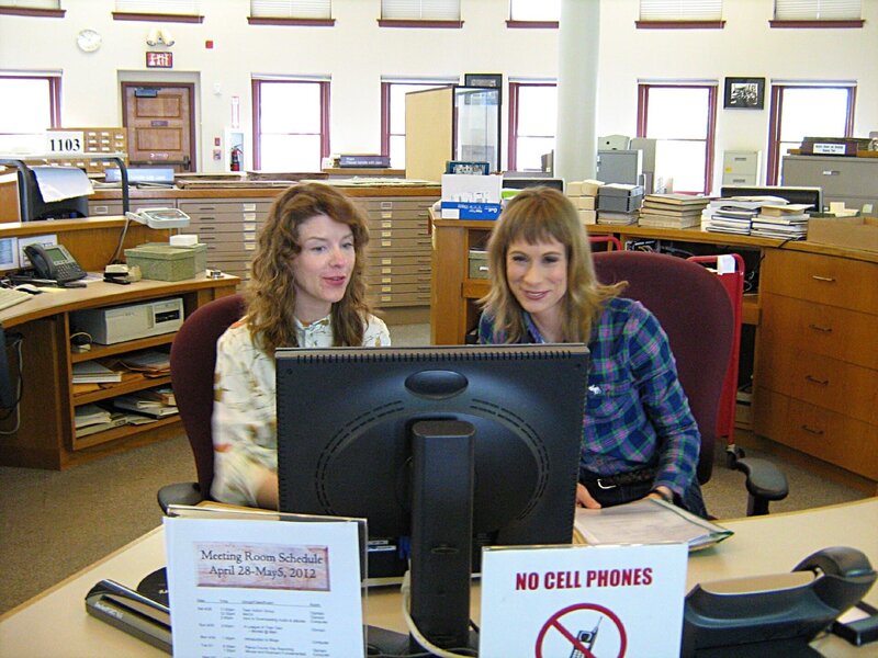 Sandra Eckardt (r.) versucht mit Hilfe von Jean Fisher Marions Mutter und Schwester zu finden. – Bild: RTL