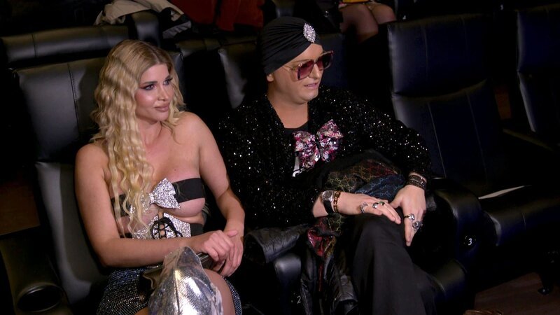 S3F25: Nach zwei Monaten harter Arbeit findet heute endlich Eric Sindermanns Fashion Show statt. Micaela und Julian sitzen in der ersten Reihe. – Bild: RTLZWEI