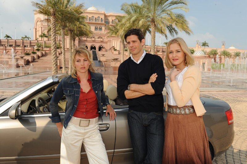 Schiffskoch Benny begleitet Maja und ihre Freundin Sandra auf den Landausflug (v. l. n. r. Marie Luise Bähr, Steffen Groth, Judith Hoersch) – Bild: Dirk Bartling