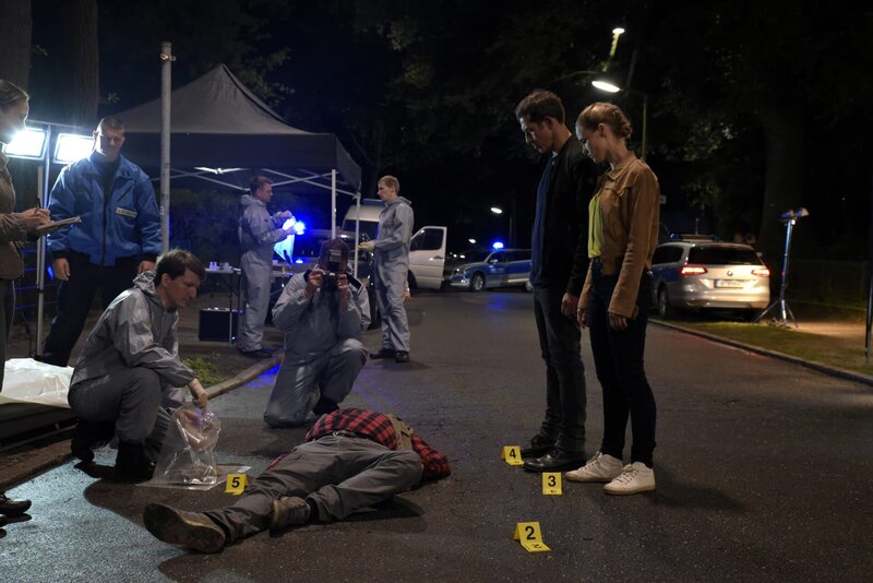Die junge Kommissarin Sarah Bäumler (Inez Bjørg David, r.) und ihr Kollege Peter Leyen (André Szymanski, 2.v.r.) stehen vor einem Rätsel. Wer ist der Ermordete und in welchem Verhältnis steht er zu Nora und ihrer spurlos verschwundenen Tochter? – Bild: SAT.1 /​ Christiane Pausch