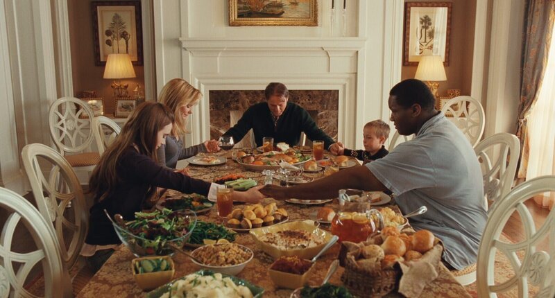 Der obdachlose afroamerikanische Jugendliche Michael Oher (Quinton Aaron, r.) wird von der Weißen Leigh Anne Tuohy (Sandra Bullock, 2.v.l.) und ihrer Familie (Lily Collins, l., Tim McGraw, M. und Jae Head, 2.v.r.) aufgenommen. Durch ihre Förderung und Liebe entwickelt sich Oher zu einem herausragenden Sportler … – Bild: 3+ Der obdachlose afroamerikanische Jugendliche Michael Oher (Quinton Aaron, r.) wird von der Weißen Leigh Anne Tuohy (Sandra Bullock, 2.v.l.) und ihrer Familie (Lily Collins, l., Tim McGraw, M. und Jae Head, 2.v.r.) aufgenommen. Durch ihre Förderung und Liebe entwickelt sich Oher zu einem herausragenden Sportler … – Bild: 3+