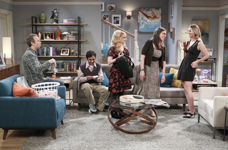 Bernadette (Melissa Rauch, M.), Amy (Mayim Bialik, 2.v.r.) und Penny (Kaley Cuoco, r.) planen einen heißen Mädelsabend. Unterdessen sollen Stuart (Kevin Sussman, l.) und Raj (Kunal Nayyar, 2.v.l.) auf Baby Halley aufpassen, was in einem Fiasko endet … – Bild: 2016 Warner Brothers Lizenzbild frei