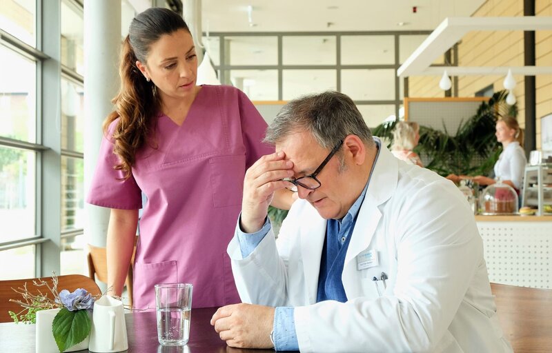 Hans-Peter Brenner (Michael Trischan) hat lange auf seine Mutter eingeredet, dass sie kämpfen soll, nicht aufgeben, den Krebs besiegen kann. Doch nun ist es Arzu (Arzu Bazman), die Hans-Peter Zuversicht und Hoffnung geben muss. – Bild: BR/​MDR/​Saxonia Media/​Sebastian Kiss