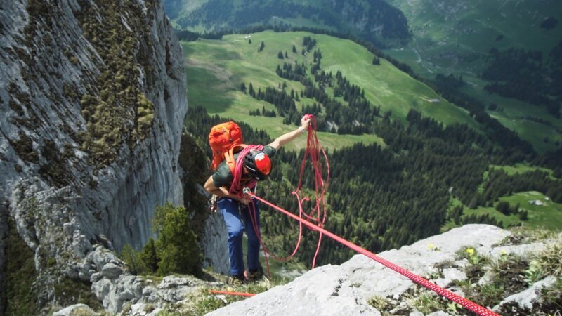 Mitglied des SAC-Expeditionsteams der Männer beim Abseilen – Bild: SRF/​Halsundbeinbruch Film