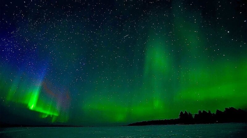 Bei idealen Wetterbedingungen hat man vielleicht das Glück die Aurora Borealis über dem gefrorenen Inari-See zu bestaunen. – Bild: NDR/Florianfilm Bei idealen Wetterbedingungen hat man vielleicht das Glück die Aurora Borealis über dem gefrorenen Inari-See zu bestaunen. – Bild: NDR/Florianfilm