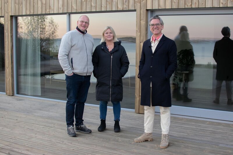 L-R: Fredrik und Sofie mit Architekturkritiker Mark Isitt – Bild: RTL /​ FremantleMedia Sverige AB