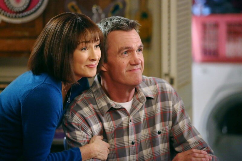 Um ihren Kindern die Wahrheit darüber zu entlocken, wer die Fensterscheibe im Wohnzimmer beschädigt hat, erfinden Frankie (Patricia Heaton, l.) und Mike (Neil Flynn, r.) das „Rad des Schmerzes“ und drohen unter anderem damit, Sues 16. Geburtstag ausfallen zu lassen … – Bild: HBOH